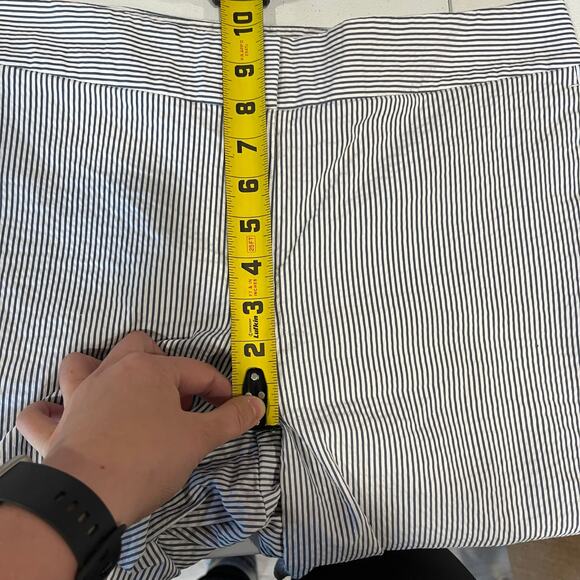 Ann Taylor Blue Seersucker Kate Boardwalk Bermuda Shorts Women’s Size 8 - Picture 8 of 9